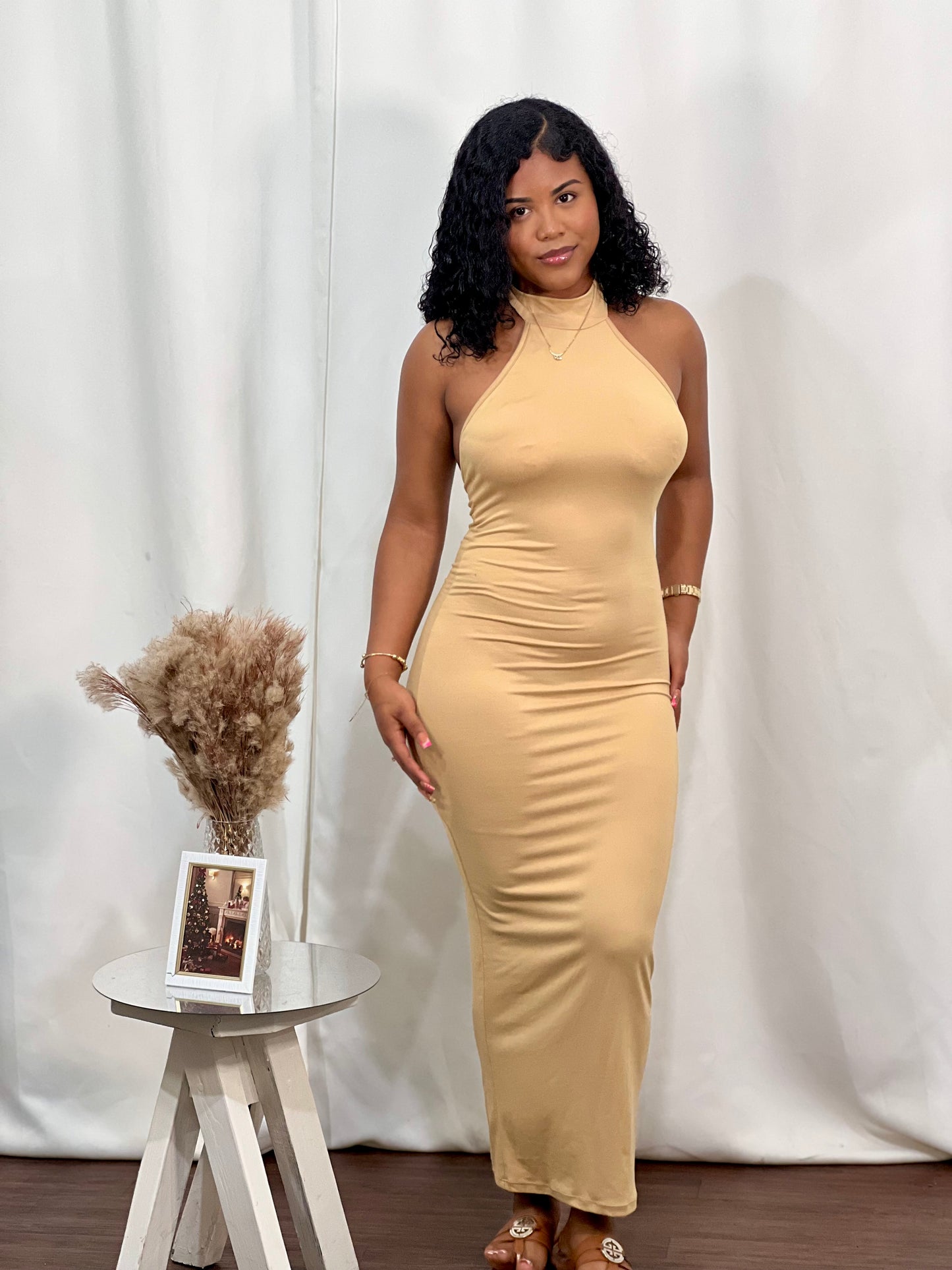 BACK-OUT SLEEVELESS HALTER MAXI DRESS