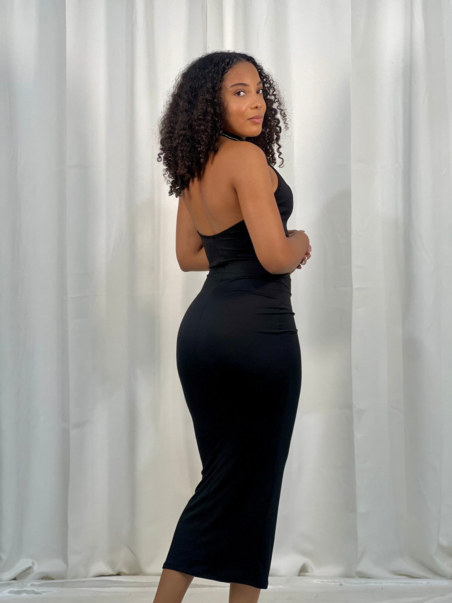 BACK-OUT SLEEVELESS HALTER MAXI DRESS
