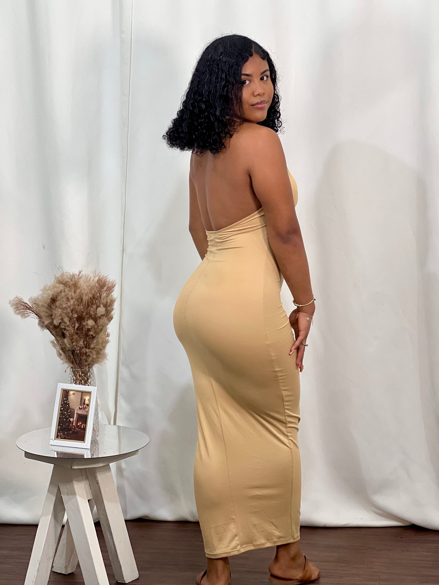 BACK-OUT SLEEVELESS HALTER MAXI DRESS
