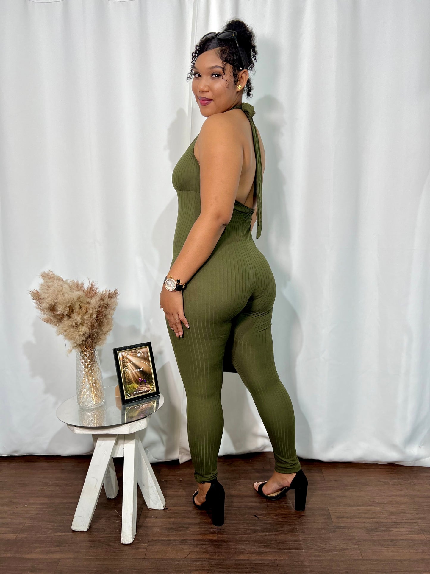 TIE HALTER NECK V-CUT RIBBED JUMPSUIT